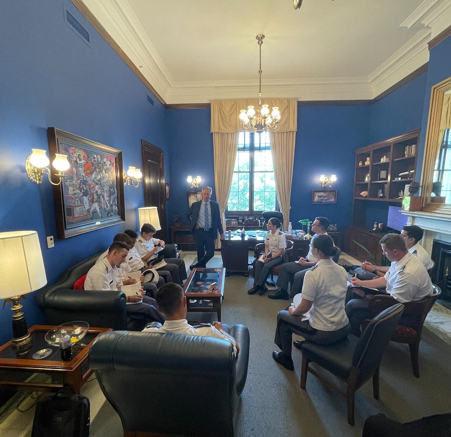 SenTuberville's tweet image. Enjoyed meeting with these West Point cadets, including a cadet from Alabama.
 
I was deeply impressed with these young people, and I am even more convinced that the future of our military is strong.