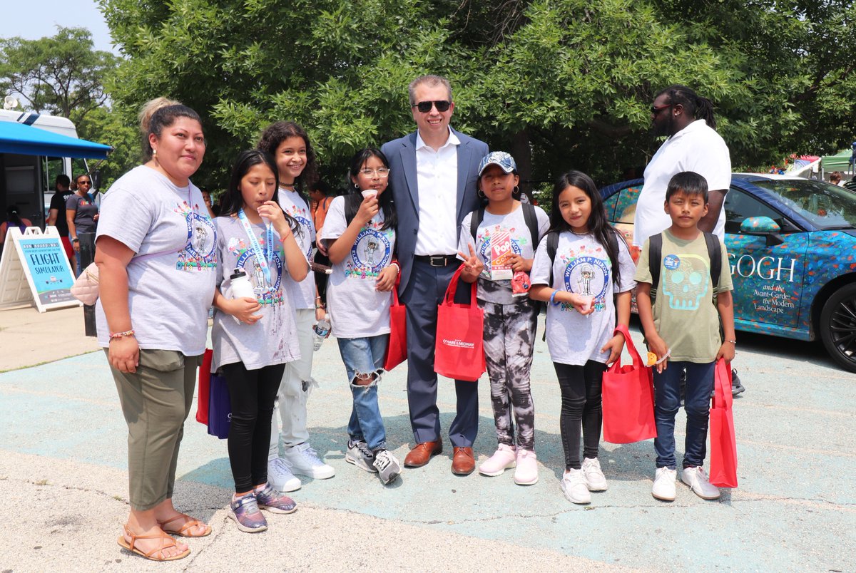ChiPubSchools's tweet photo. What a great Back-to-School Bash we had today @ElementaryNixon! https://t.co/egEmueLvsN