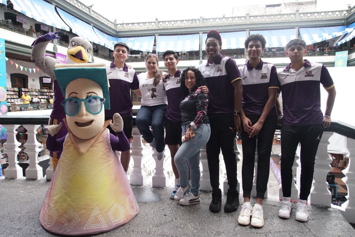SECVERoficial's tweet photo. Hoy en la #33FNLIyJ recibimos la alegre visita del Grupo Elite de los @halconesdxalapa, quienes recorrieron los pasillos de la Feria e invitaron al público a realizar tiros libres para ganarse un libro de la colección Confetti de la #EditorialIVEC. https://t.co/56p0aoxLvv
