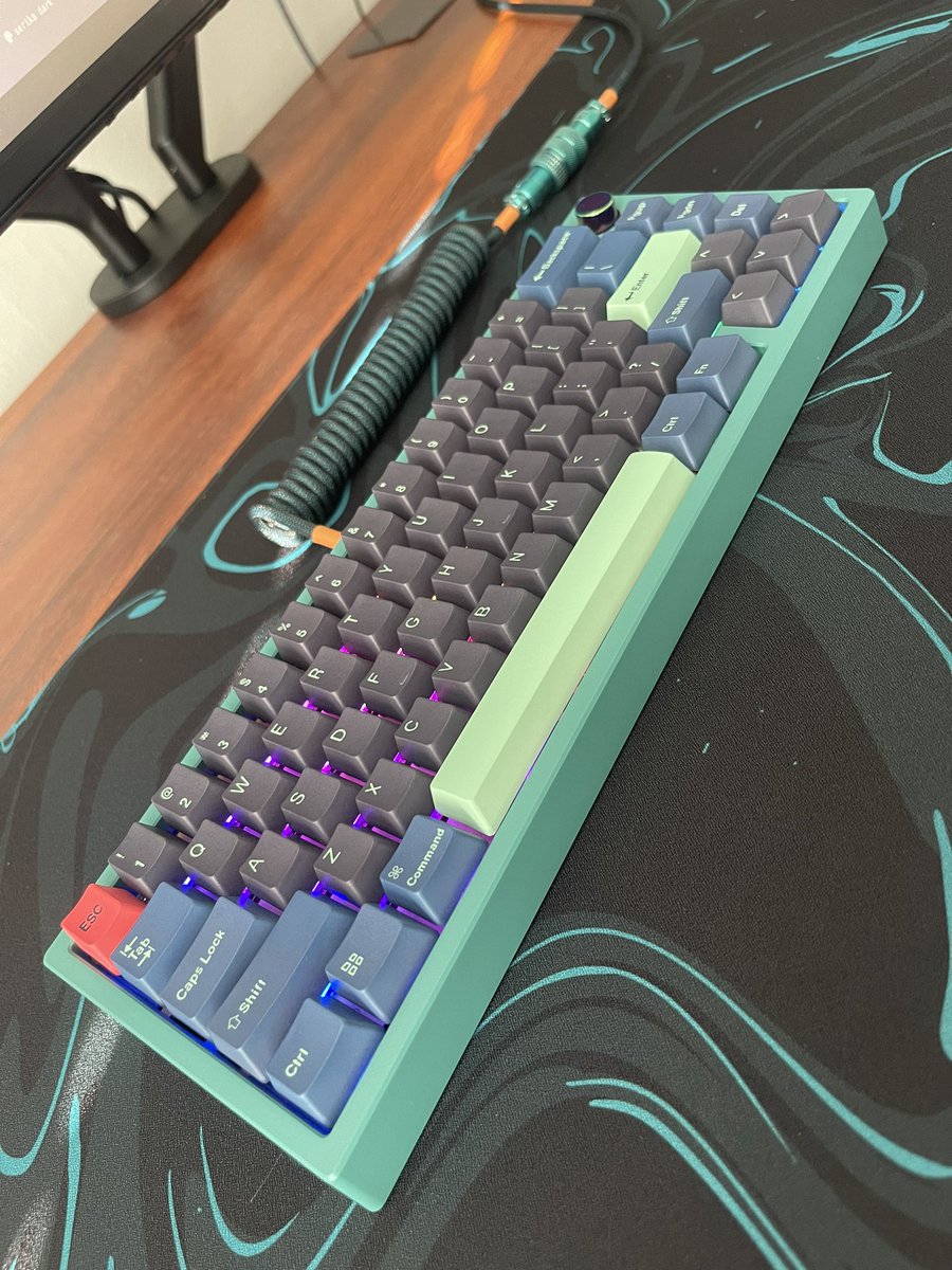 RoutinePlay's tweet photo. Finally got a chance to build this beauty. Shoutout Meletrix for the sweet board! @meletrix #zoom65v2 https://t.co/3VjlpNvUxI