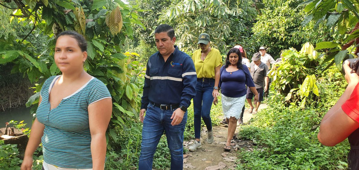 CNEL_EP's tweet photo. #LosRíos 📍

Más 134 familias son beneficiadas con obras eléctricas en 5 recintos de Babahoyo, como parte del programa  FERUM BID. Funcionarios de CNEL realizaron la entrega en recinto María del Cisne. 

#EntregamosProgreso 💡🏠 https://t.co/YiTT8LlR6P