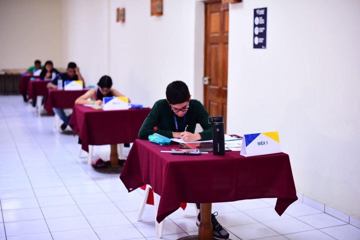 La empresa <a href="/DiDiGlobal/">DiDi</a> se ofreció a pagar el costo de los uniformes del equipo mexicano que compite en #ElSalvador en la XXV Olimpiada Matemática Centroamericana y del Caribe, que fueron extraviados (o robados) por <a href="/Uber_MEX/">Uber Mexico</a>

Aún no se decide si se enviarán por paquetería al país