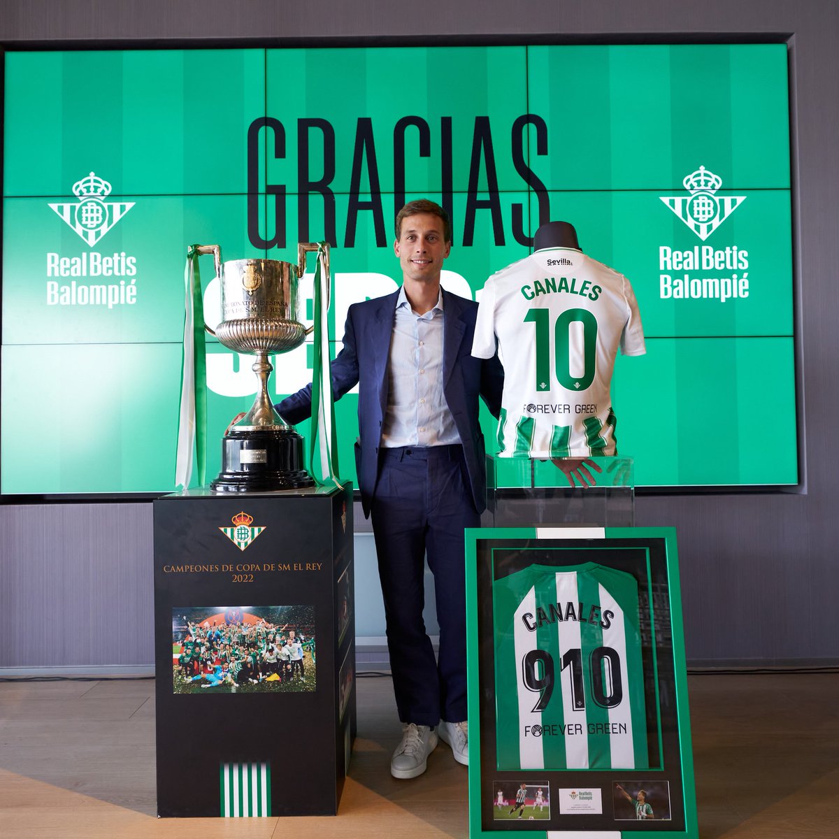 LaLigaXtra_01's tweet photo. 🥲 La despedida a Canales por parte del Real Betis
ETERNA LEYENDA #SERG10 https://t.co/dXkLScLyYT