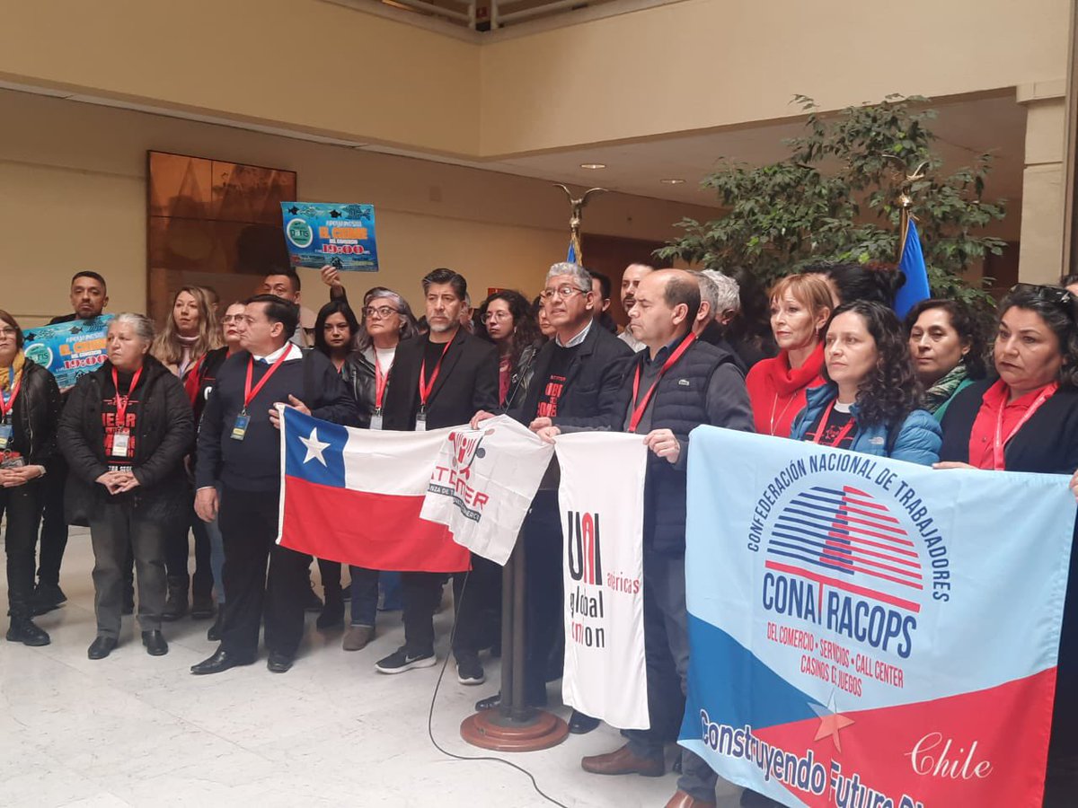 ATComer_'s tweet photo. Trabajadores del comercio en estado de Alerta, a días de cumplir 2 años de tramitación de nuestro proyecto en el Senado y con apoyo político transversal, incluyendo al ahora Presidente de la República, quien manifestó su apoyo si llegaba a ser electo, pero seguimos esperando. https://t.co/cUmyefFA9w