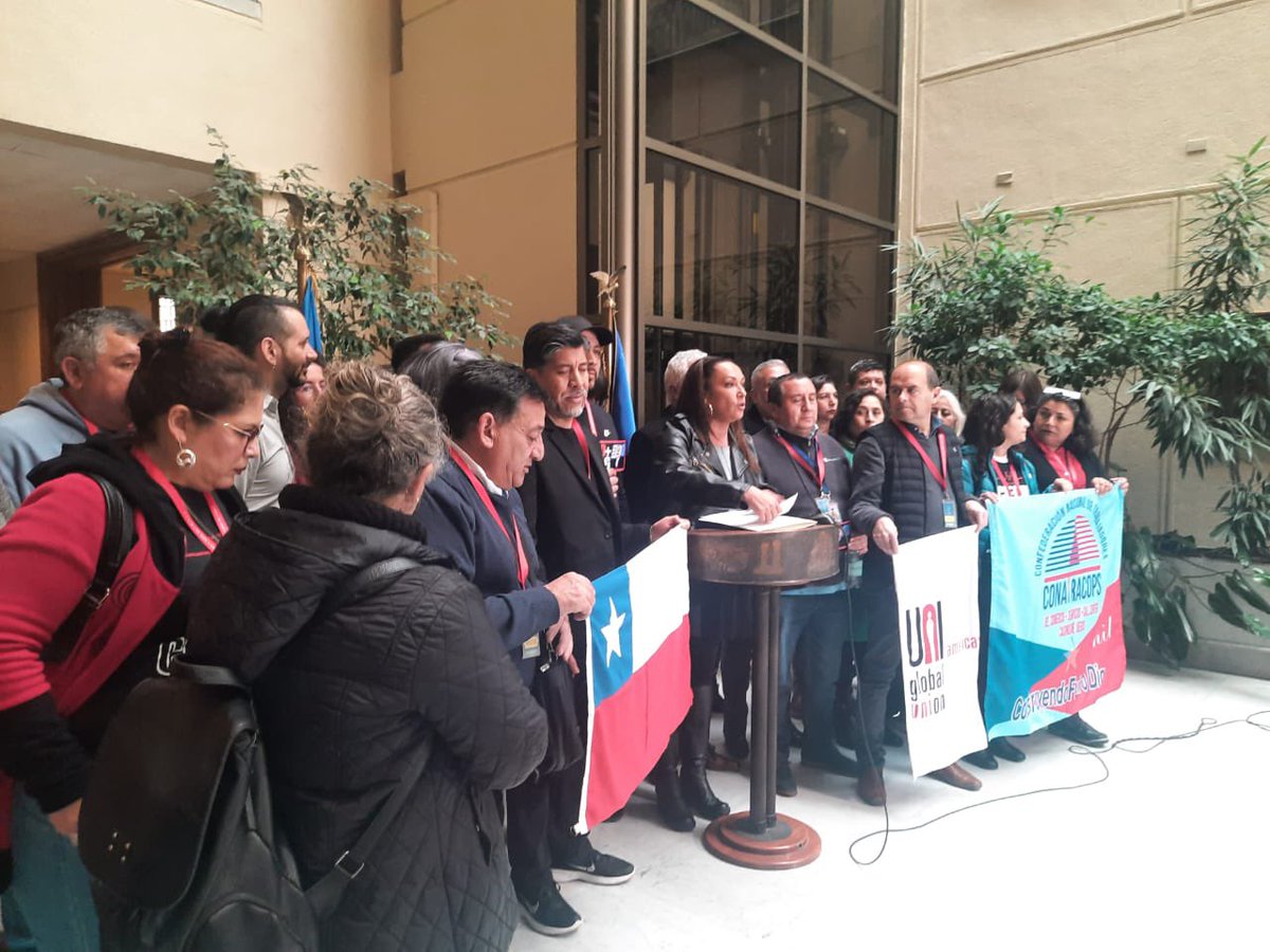 ATComer_'s tweet photo. Trabajadores del comercio en estado de Alerta, a días de cumplir 2 años de tramitación de nuestro proyecto en el Senado y con apoyo político transversal, incluyendo al ahora Presidente de la República, quien manifestó su apoyo si llegaba a ser electo, pero seguimos esperando. https://t.co/cUmyefFA9w