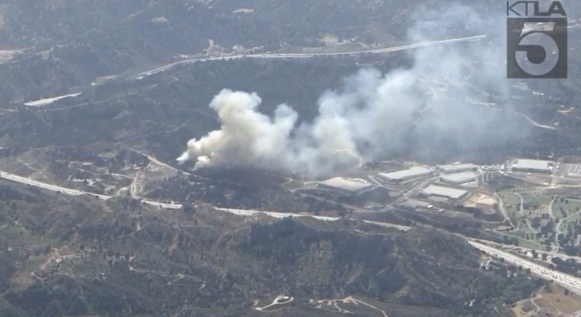 ImIntoFires's tweet photo. Photo Credit-KTLA5.Smoke showing per LACoFD https://t.co/fRPEDmPRzj