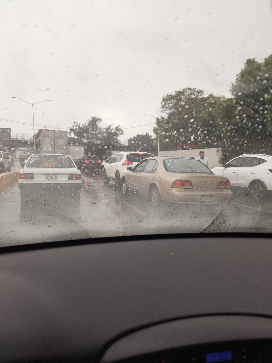 alarconrasta's tweet photo. @Trafico_ZMG Choque en 2o Carril sobre López Mateos Sur de Norte a Sur antes de puente de Santa Anita https://t.co/js61qga3O5