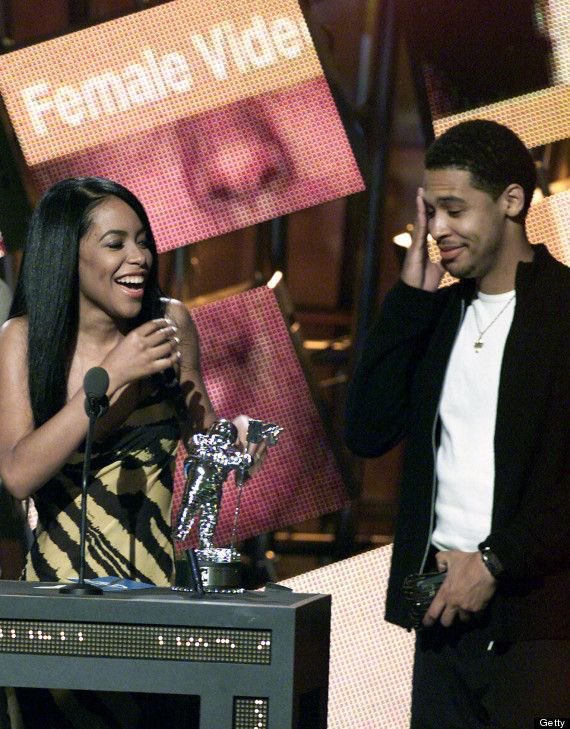 RT @The4PageLetter: Aaliyah accepting her VMA with her brother Rashad (2000) https://t.co/0vVkqL9zsC