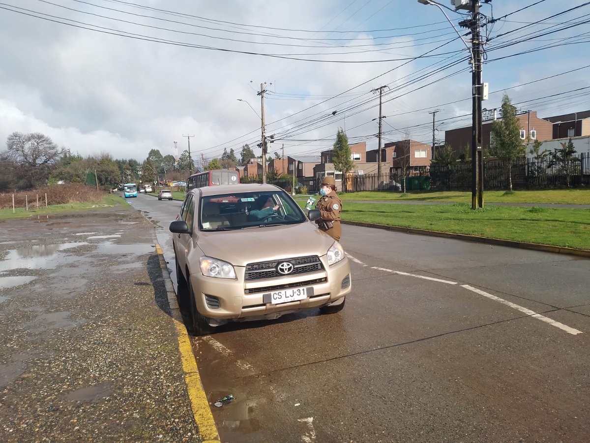 CarabLosRios's tweet photo. Acciones preventivas para evitar robos, hurtos y estafas, realizan @CarabMicc de la 1ª Comisaría de #Valdivia en los sectores #Guacamayo, #Cayumapu y #Catripulli, recordando el N° Plan Cuadrante y llamando a denunciar.
#CarabinerosDeTodos https://t.co/WHHQNoegXz