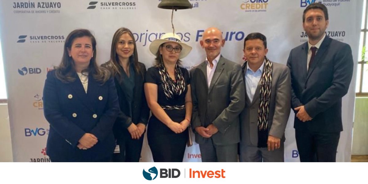 Hoy, la Cooperativa <a href="/JardinAzuayo/">Jardín Azuayo</a> marcó un hito emitiendo el primer #BonoSocial de Diversidad e Inclusión con incentivos vinculados al cumplimiento de objetivos de #Ecuador y del mundo. 

La emisión se anunció en un evento en #Cuenca, donde se resaltó la importancia de este bono