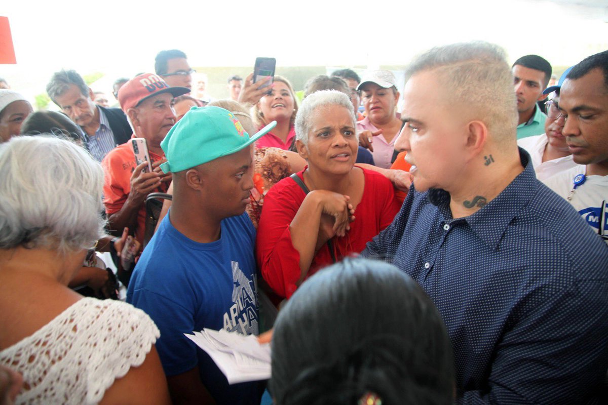 #TRABAJO… #Hoy durante todo el día, en la Plaza Bolívar/Chávez de La Guaira, realizamos la jornada de atención jurídico legal EL MINISTERIO PÚBLICO VA A TU COMUNIDAD: en donde junto a 20 Fiscales y Directores Generales atendimos a aproximadamente 250 personas de la comunidad que
