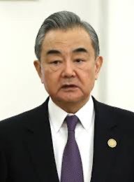 XIAOMIEHM's tweet photo. 一位美国高级官员透露，秦刚在中共内部树教众多，因为他仅因与习近平关系密切就一飞冲天。在秦刚夫人送彭丽媛自制月饼后，秦赢得了进入习近平内部社交圈的机会。（月饼这么大魅力）😂
美国官员说：“问题是谁发布了（对��刚不利）信息，准确与否，谁从
中受益？王毅是头号人物”！ https://t.co/KzPoOfJhKM