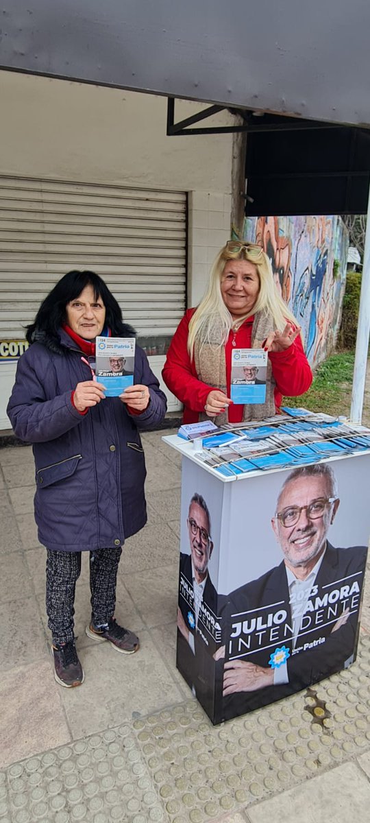 UPRicardoRojas's tweet photo. Nos encontramos en distintos puntos de Ricardo Rojas informando a los vecinos los lugares de votación.
@ZamoraJulio INTENDENTE 2023

 #DefenderALaPatria 
#MeQuedoAquí
#Zamora2023 https://t.co/iV04x5f6WY
