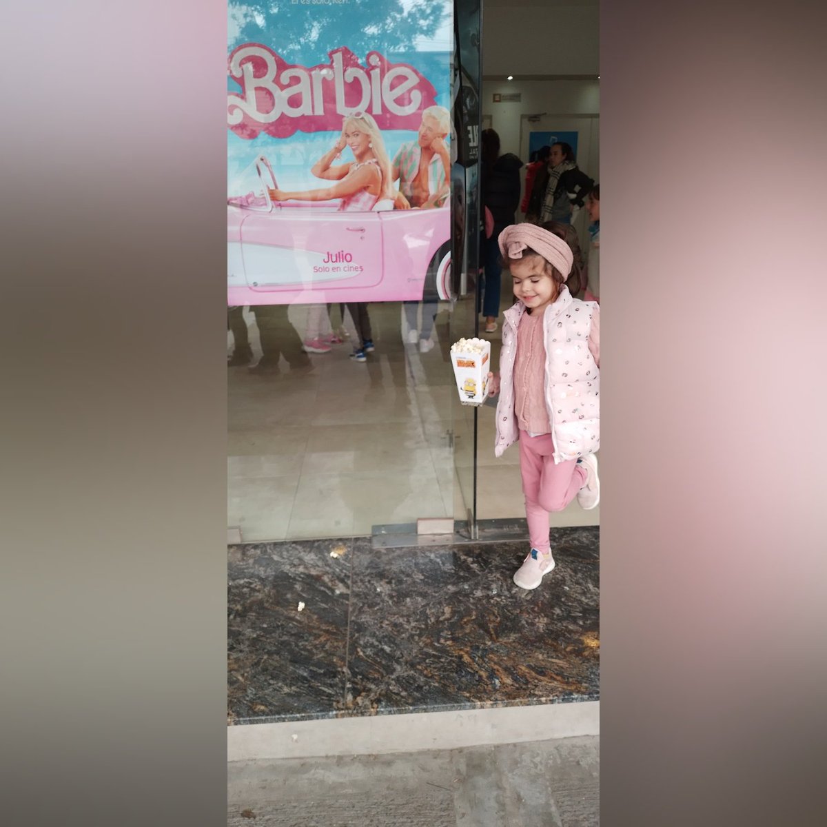 RosarioMastrang's tweet photo. No hay mejor publicidad para el @avenida_cine  y para la película de #Barbie que esta Evita de rosa. 
.
.
.
.
@RODioss @mlau_rodrig https://t.co/s9i3Pqutw0
