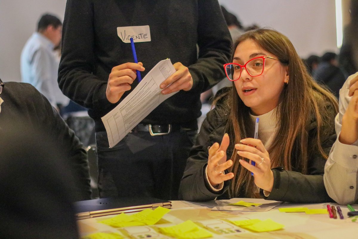 MinEnergia's tweet photo. ¡Gran participación en el segundo taller del #PlanHidrógenoVerde en Santiago! ⚡️

Seguimos junto a diversos actores sociales, trazando la hoja de ruta de manera participativa de esta industria que busca unir el desarrollo económico con respeto al medio ambiente. 🍃 https://t.co/reVa15dmK1