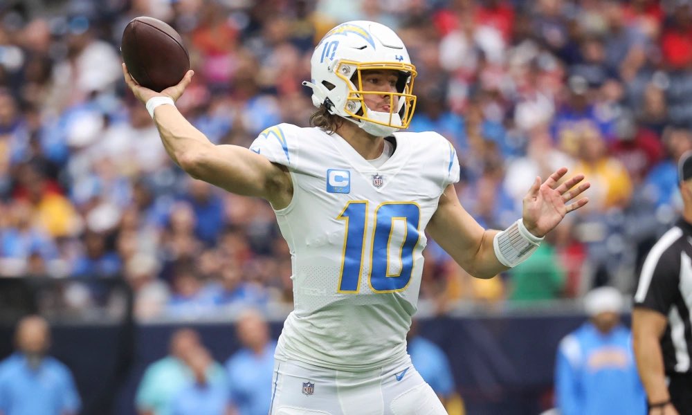 jasrifootball's tweet photo. BREAKING: #Chargers are signing QB Justin Herbert to a mega 5-year deal worth $262 million

WOWWWWWW!!! Highest paid QB ever! https://t.co/dqbdv3ugjL