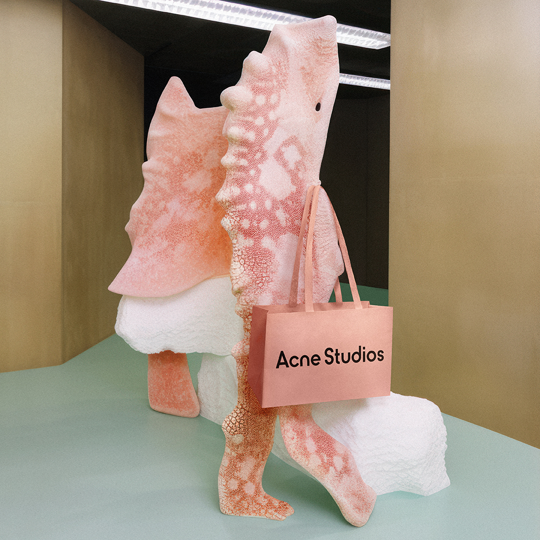 To mark the launch of the <a href="/acnestudios/">Acne Studios</a> shopping bag, PPP artist <a href="/charlieengman/">charlieengman</a> teamed up with the brand to creatively interpret the Acne universe using AI.

🔗x.com/acnestudios/st…