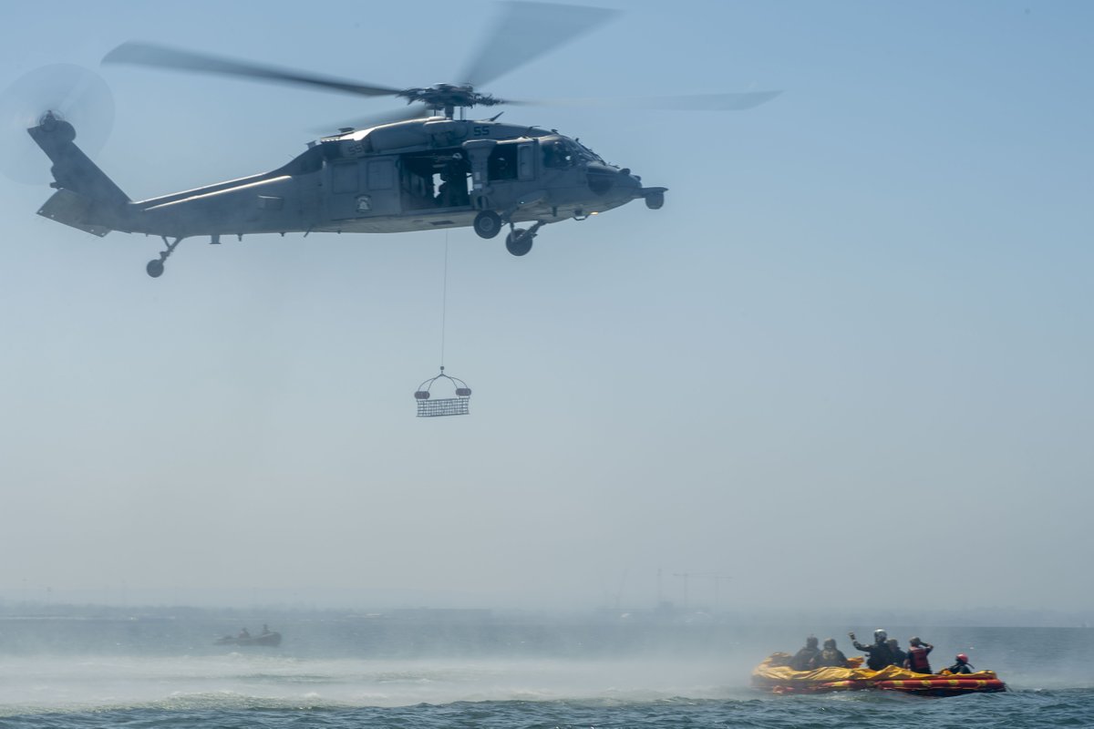 #USNavy Photos of the Day: 1️⃣ #USSCanberra commissioning in Sydney @INDOPACOM 2️⃣ #USSRafaelPeralta live-fire exercise @TalismanSabre @US7thFleet 3️⃣ #USSPaulHamilton #FLTOPS @US5thFleet 4️⃣ #HSC23 conduct @NASAArtemis recovery training in San Diego Bay 👉 dvidshub.net/r/uw5gq2