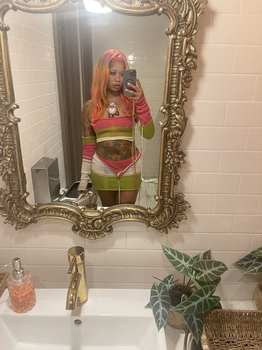 TiaCorine's tweet image. the front