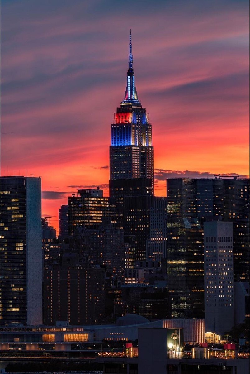 Split @Yankees & @Mets lights for tonight’s #SubwaySeries. Winning team’s colors take over at the end of the game. 

 📷: frophoto/IG