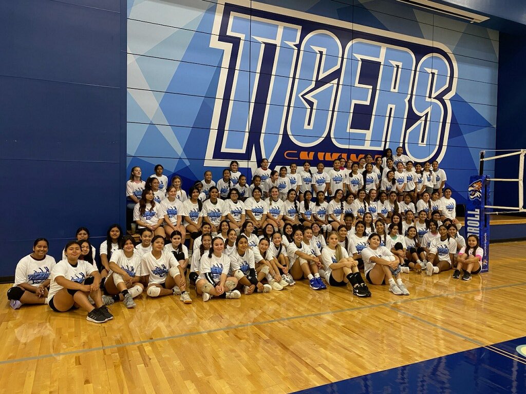 CHS_TigerVball's tweet photo. Future Tigers, 🧡💙🐯

Thank you for being part of our CHS Volleyball Camp! Your energy and enthusiasm made it an amazing experience. Keep practicing and enjoying the sport! 🏐 #tpnd 
@ryvalenz1011 @Arredondo_CHS @CNeatherlin @MaryCarrollHigh @CCISD https://t.co/JXjgpaHpP9