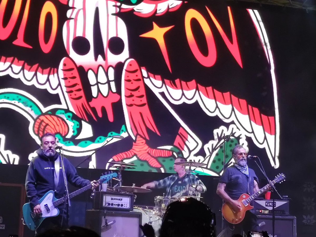 Sthr_G's tweet photo. concierto de @molotovbanda 🎸🪕🎙️ojalá copiara Tlaxiaco un poquito la visión musical de la feria del Pdte. @LuisdeLeonHUAJ https://t.co/JEwQU1p1XZ
