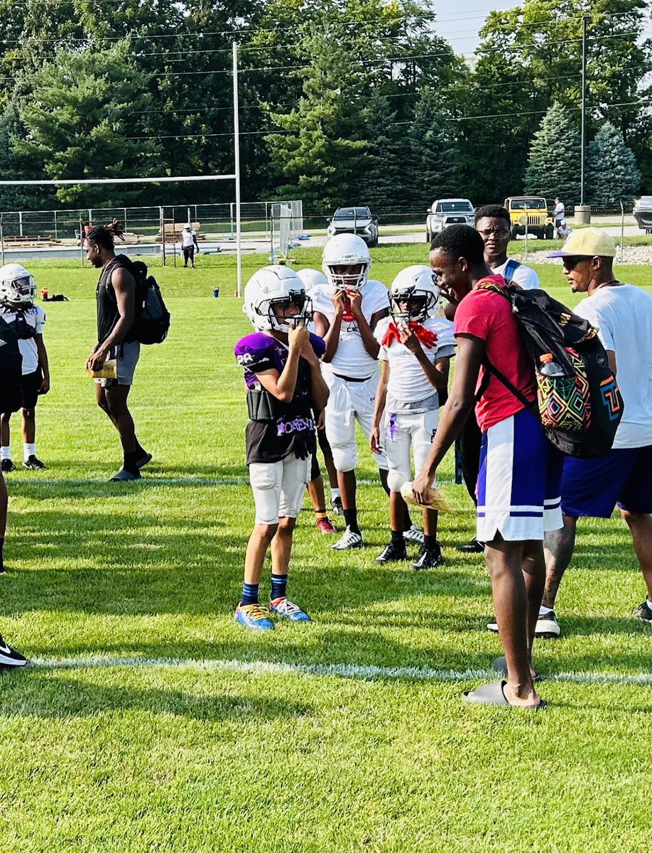 RussMann09's tweet photo. Post Co-Captains Workout #10…

Our Varsity players putting on the Giants decal for our Jr. Giants.

Pretty cool moment!! https://t.co/s37gvIFx0j