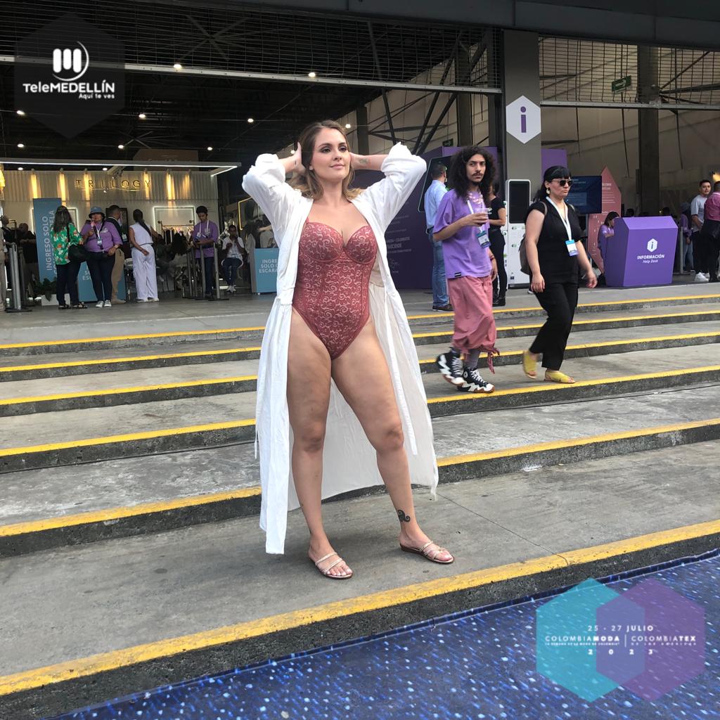 Telemedellin's tweet image. #TMEsModa |😏 Espontaneidad, irreverencia, naturalidad. 👀
Así se vive #Colombiamoda2023 + #Colombiatex2023 👗🪡👖