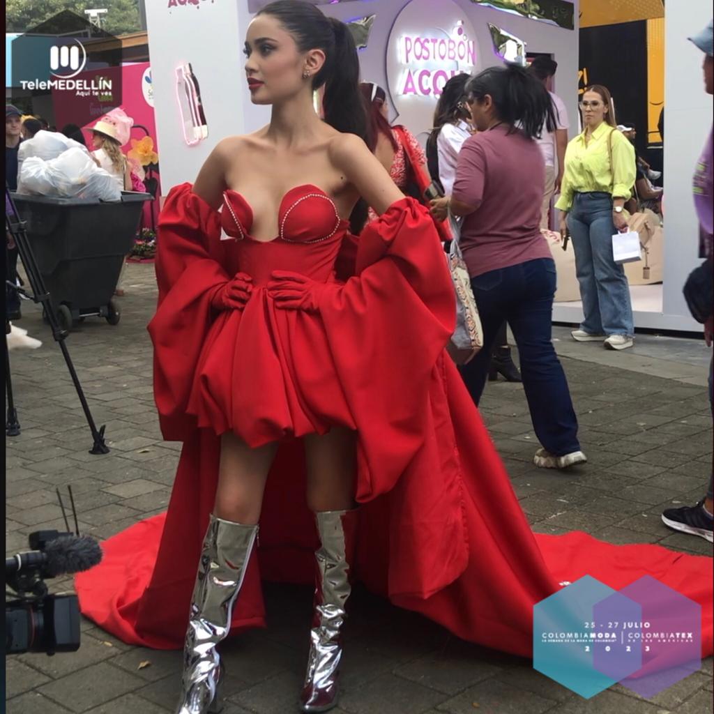 Telemedellin's tweet image. #TMEsModa |😏 Espontaneidad, irreverencia, naturalidad. 👀
Así se vive #Colombiamoda2023 + #Colombiatex2023 👗🪡👖