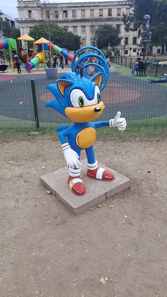 La estatua de Sonic sigue intacta