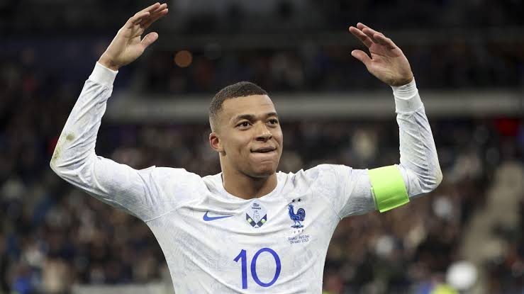 inter_detto's tweet photo. l'#Inter vuole risparmiare su #Sommer e chiudere a 4M invece di 6M o ci sarebbero solo 98M dei necessari 100M per prendere #Mbappe in prestito dal #PSG.Grande colpo per #Marotta,#Ausilio e #Zhang.Per #Haaland bisognera' aspettare la cessione di #Correa.

#Calciomercato #Amala https://t.co/oKRuVnqkTV