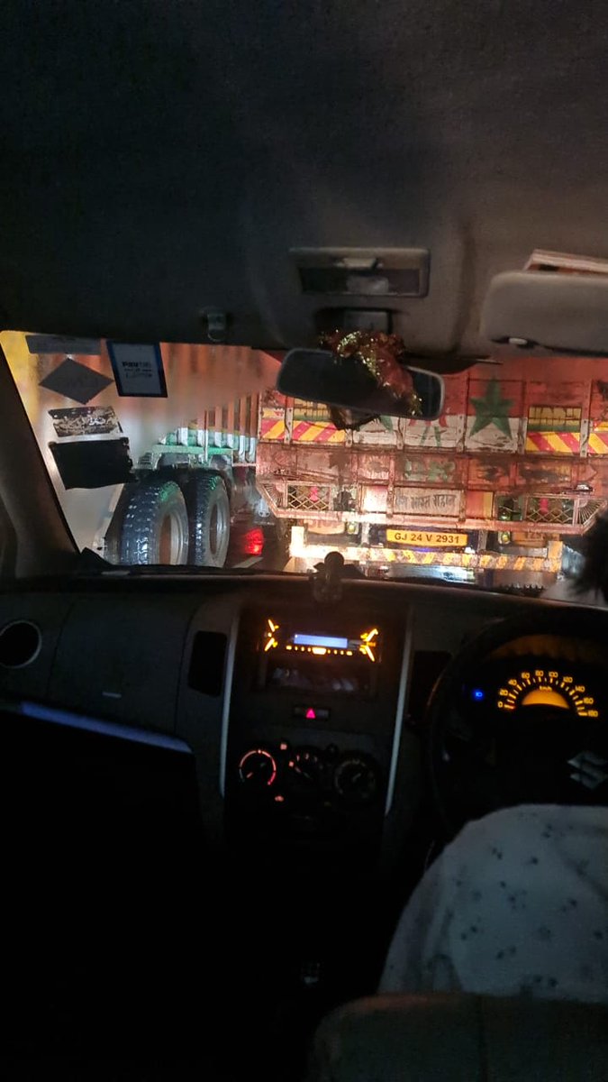 er_nitishkumar's tweet photo. When @Dev_Fadnavis  and @EknathShindefc @KapilPatil_ travels all @mumbaitraffic and @ThaneTraffic are active to clear the roads. Now help #schoolbus #Ambulance #medicalemergency and #officepeople https://t.co/5ChPkSd9Na