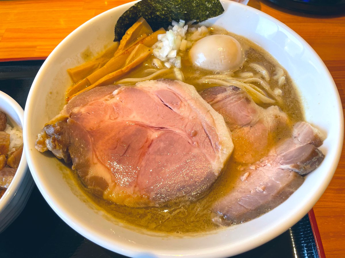 __h___h___h's tweet photo. お久しぶりです😊
夏、ラーメン巡り始めました✨
いただきます😋🍜 https://t.co/rL7VbTR68s
