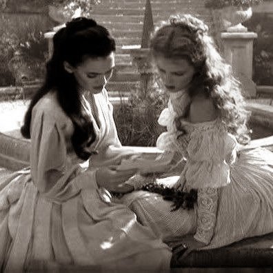 ㅤ
          ( illicit  affairs  otp )

— ( princesa ) x dama de compañía / amiga cercana
— historiadores las llamarán "buenas amigas"
— amor imposible y a escondidas
— amantes