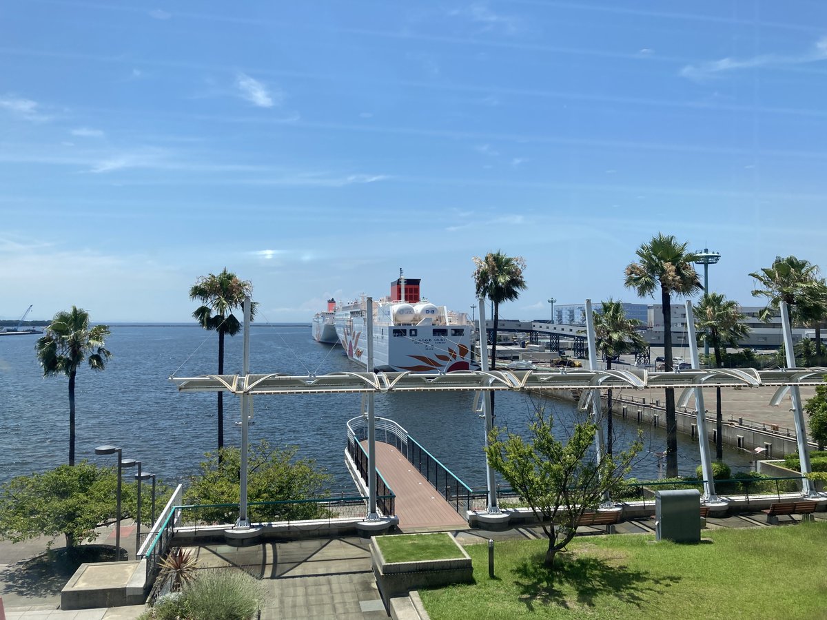 robot_town0527's tweet photo. 今日は災害レベルに暑いらしい...
海を見ながらお仕事っ https://t.co/t8jHX1f3eU