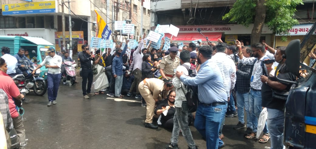 रेली को नाकामियाब करने के लिए जबर गुजरात महिला प्रमुख श्री रेशमा बेन पटेल और हमारे साथी मित्रों को हिरासत में लिया फिर बि कई साथी मित्रों ने मिलके गांधीगृह सर्कल तक रेली को पहोचाया
बस अब बहेरी और मुगी सरकार के खिलाफ इसे ही सहर्ष करते रहेना है और महिला किसान और युवा नो को न्याय दि