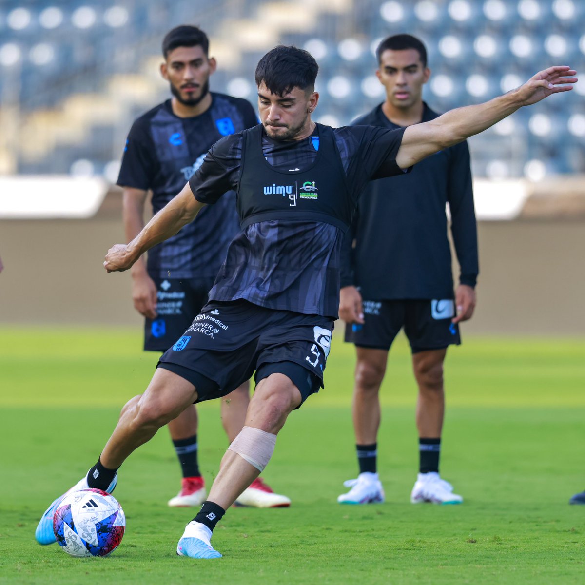 Club_Queretaro's tweet photo. ENTRENAMIENTO A FULL 🔥

Cerramos preparación para el partido de mañana en @LeaguesCup. 

#LeaguesCup2023 | #Somos🔵⚫️ https://t.co/MqH8rABVg9