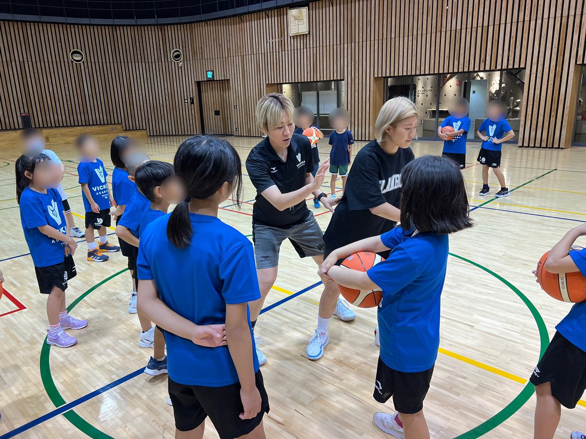 Vickies_Academy's tweet photo. 火曜クラス⛹️✨

木曜クラス担当の水澤コーチ
@haaaaru05 
が火曜クラスに来てくれました😼💙

ピボットの練習は、難しい様子でしたがこれからたくさん覚えていきましょう🏀

#東京羽田ヴィッキーズ 
#ヴィッキーズアカデミー 
#バスケ教室
#大田区総合体育館

🌱生徒募集中
▶️https://t.co/P7czaOxSpm https://t.co/sGErCZUsFS
