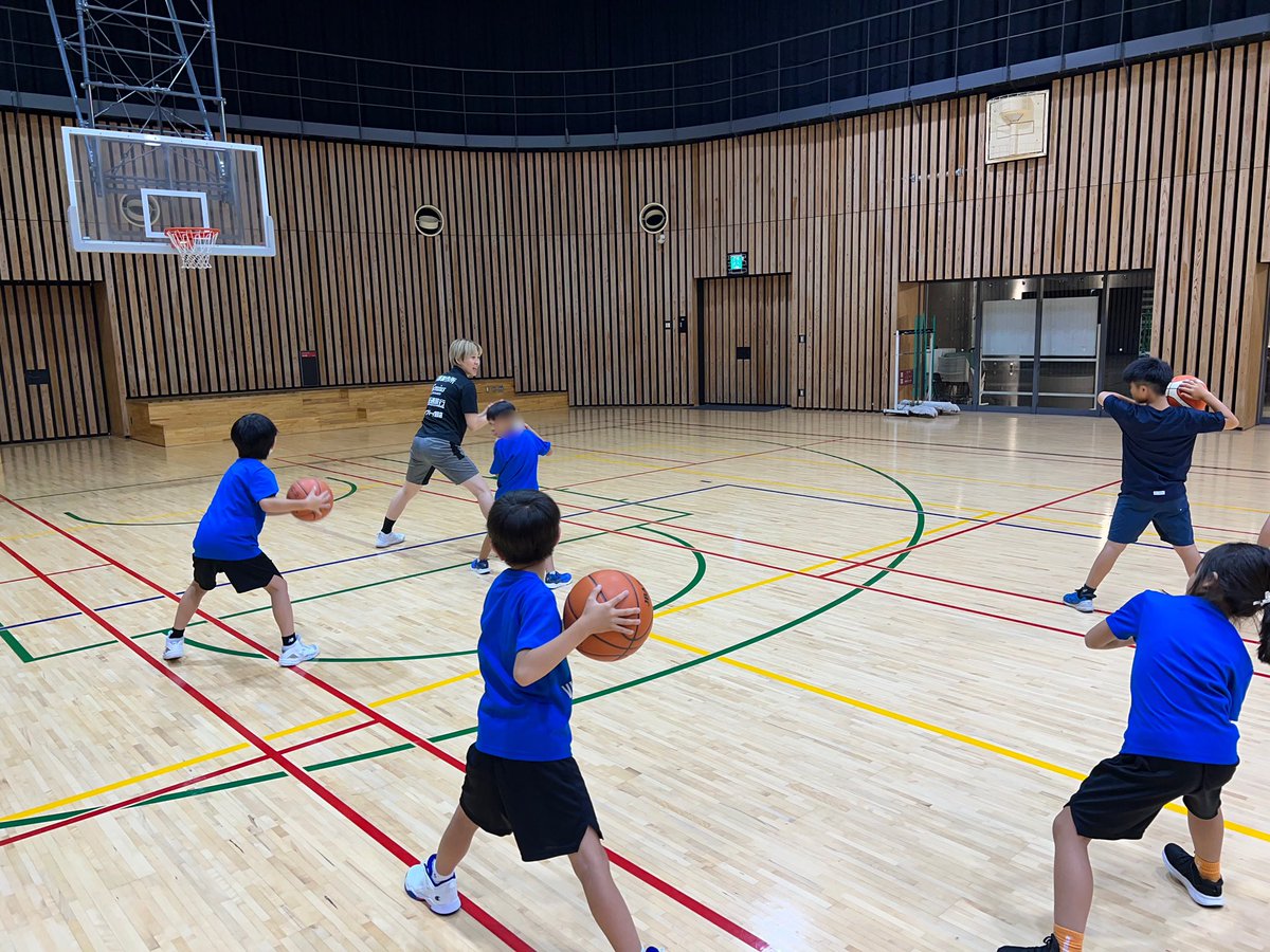 Vickies_Academy's tweet photo. 火曜クラス⛹️✨

木曜クラス担当の水澤コーチ
@haaaaru05 
が火曜クラスに来てくれました😼💙

ピボットの練習は、難しい様子でしたがこれからたくさん覚えていきましょう🏀

#東京羽田ヴィッキーズ 
#ヴィッキーズアカデミー 
#バスケ教室
#大田区総合体育館

🌱生徒募集中
▶️https://t.co/P7czaOxSpm https://t.co/sGErCZUsFS