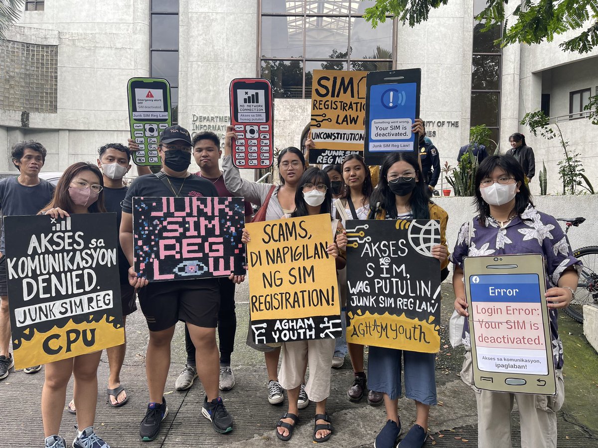 ph_sentinel's tweet photo. The protestors called out the gov't for not heeding their calls, citing issues revolving around the law itself. These include loss of access to communication, risks to digital security, and press freedom. 

Around 64 million SIM users remain unregistered to this day.

#JunkSIMReg https://t.co/sIVhSz8v2w