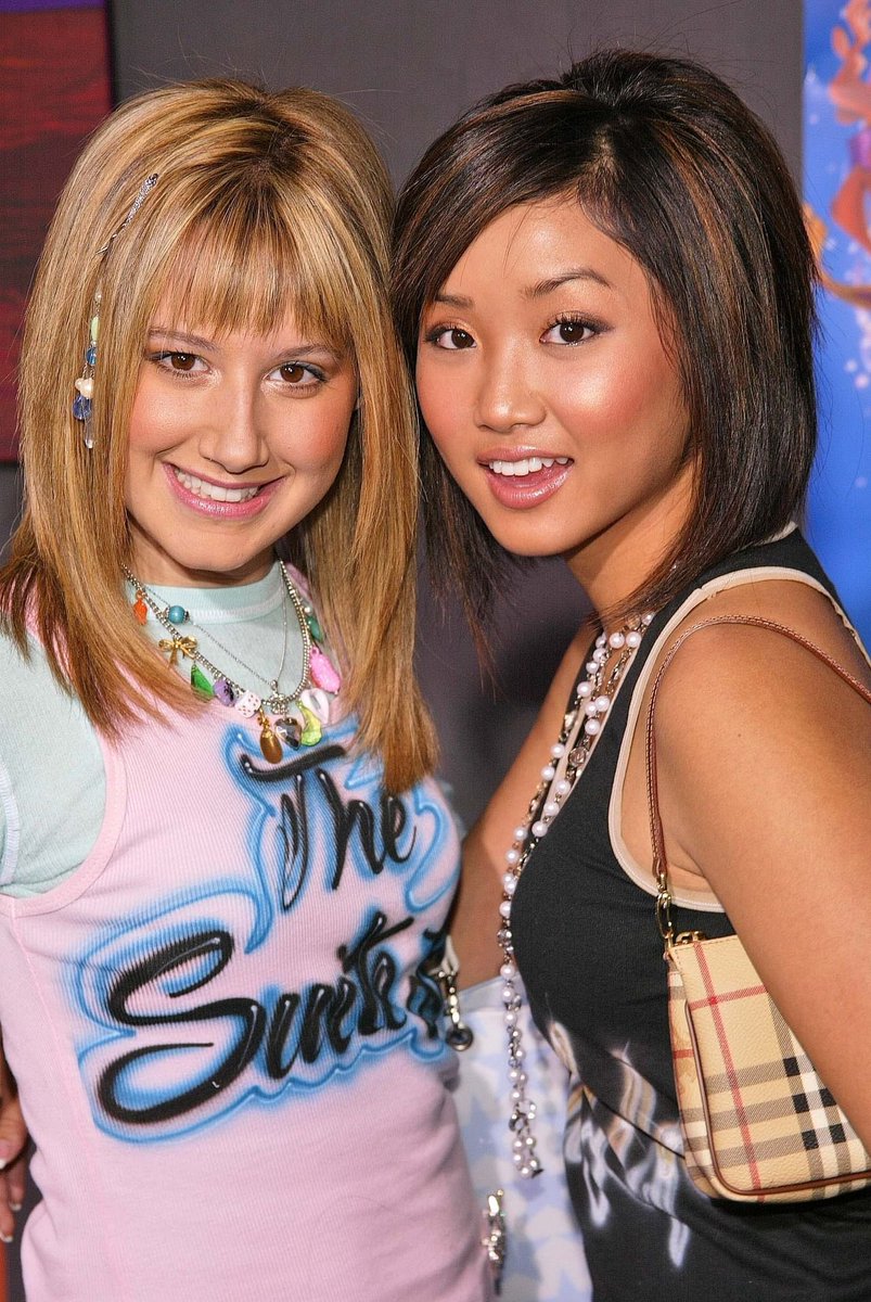 every asian girl in the 2000s had some sort of brenda song’s hairstyle and i lived for it https://t.co/GyyuppKvws