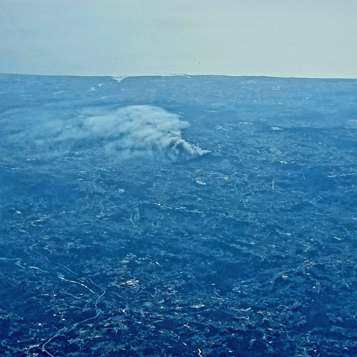 NorfolkFlyer100's tweet photo. Fire near Porto from 37000ft. #Oporto #Porto #Portugal #fires #wildfires #heathfires #warmspell #heatwave #weather #Europe #summer #July #travel #people #places #drought #sun #holidays #flying #photography #nature #clouds #smoke https://t.co/cOCPTQVx1T
