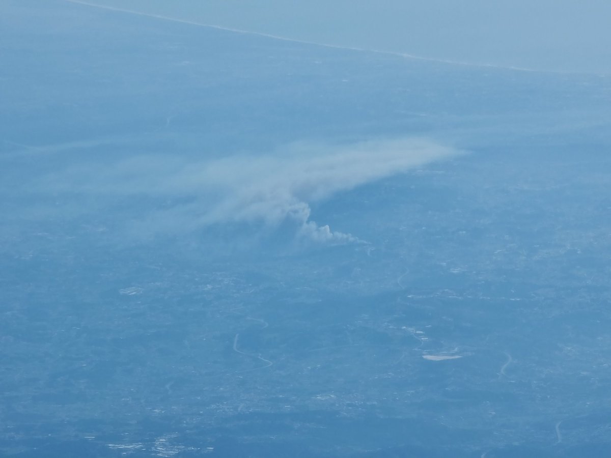 NorfolkFlyer100's tweet photo. Fire near Porto from 37000ft. #Oporto #Porto #Portugal #fires #wildfires #heathfires #warmspell #heatwave #weather #Europe #summer #July #travel #people #places #drought #sun #holidays #flying #photography #nature #clouds #smoke https://t.co/cOCPTQVx1T