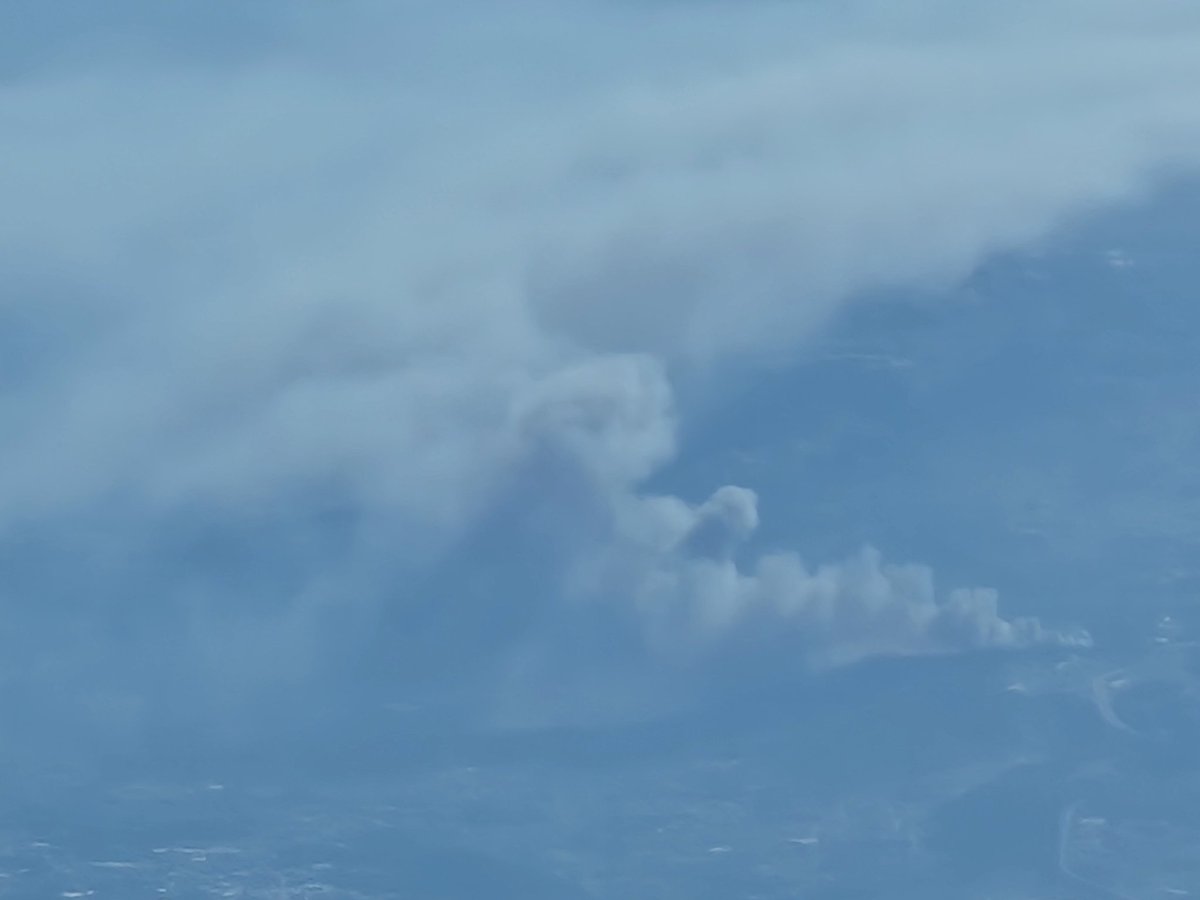 NorfolkFlyer100's tweet photo. Fire near Porto from 37000ft. #Oporto #Porto #Portugal #fires #wildfires #heathfires #warmspell #heatwave #weather #Europe #summer #July #travel #people #places #drought #sun #holidays #flying #photography #nature #clouds #smoke https://t.co/O3yTWRyvAZ
