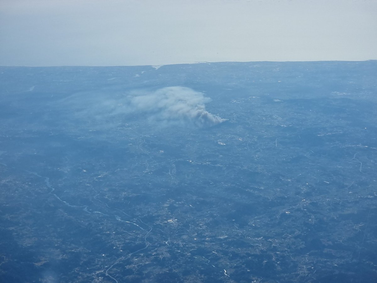 NorfolkFlyer100's tweet photo. Fire near Porto from 37000ft. #Oporto #Porto #Portugal #fires #wildfires #heathfires #warmspell #heatwave #weather #Europe #summer #July #travel #people #places #drought #sun #holidays #flying #photography #nature #clouds #smoke https://t.co/O3yTWRyvAZ