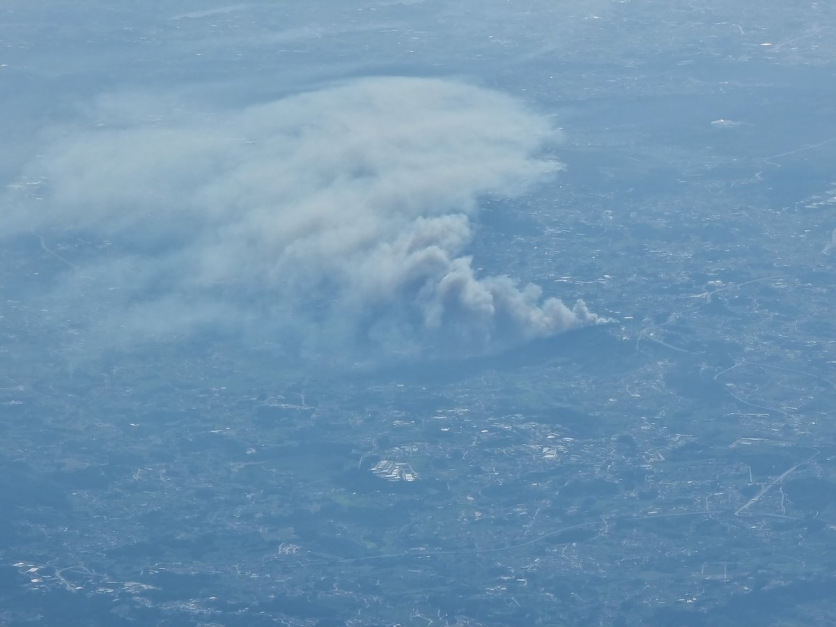 NorfolkFlyer100's tweet photo. Fire near Porto from 37000ft. #Oporto #Porto #Portugal #fires #wildfires #heathfires #warmspell #heatwave #weather #Europe #summer #July #travel #people #places #drought #sun #holidays #flying #photography #nature #clouds #smoke https://t.co/O3yTWRyvAZ