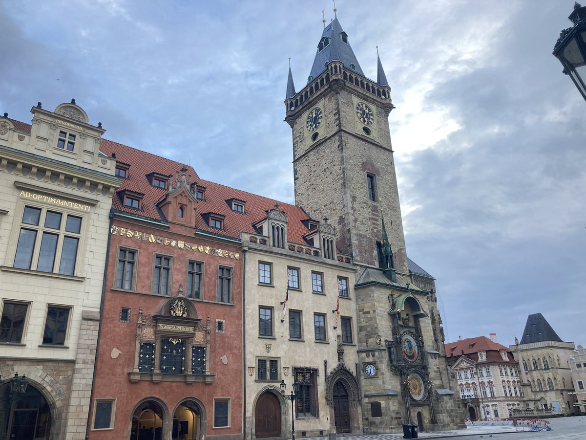 euro_tour's tweet image. プラハ(🇨🇿チェコ)。
本日の風景より。
①天文時計と旧市街広場/ カレル橋
おはようございます。早朝の様子です。
今日は曇り空。日中は人で溢れていましたが、早朝はご覧の通り。
#チェコへ行こう