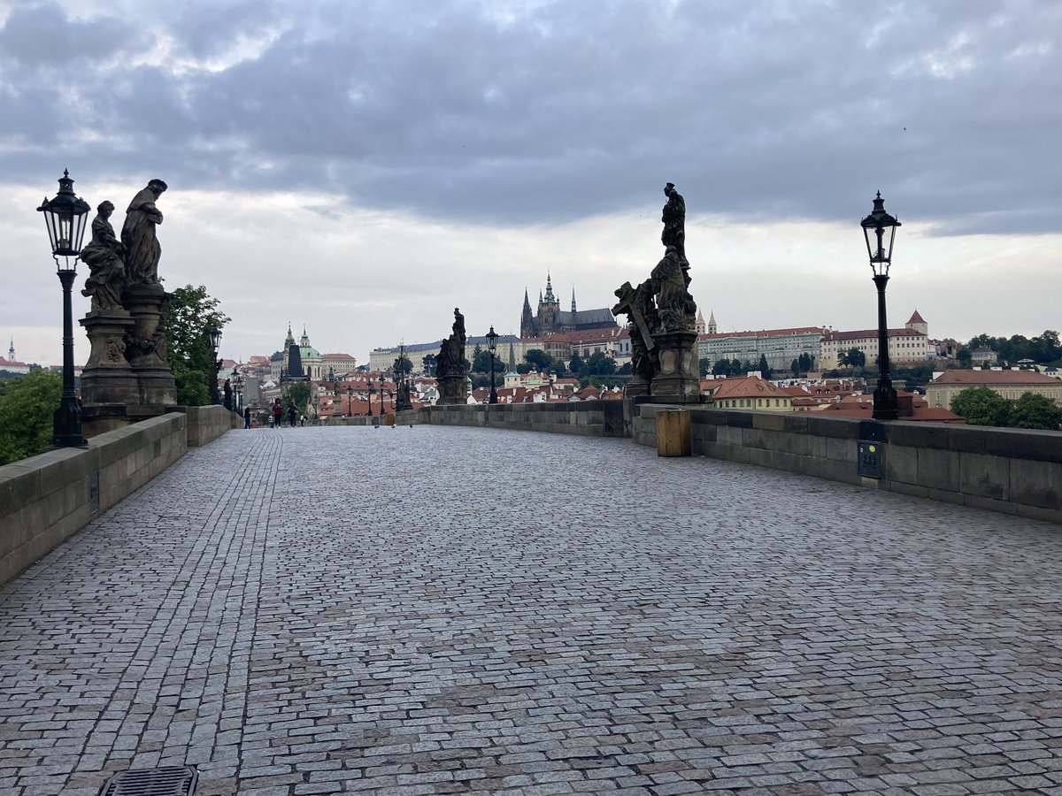 euro_tour's tweet image. プラハ(🇨🇿チェコ)。
本日の風景より。
①天文時計と旧市街広場/ カレル橋
おはようございます。早朝の様子です。
今日は曇り空。日中は人で溢れていましたが、早朝はご覧の通り。
#チェコへ行こう