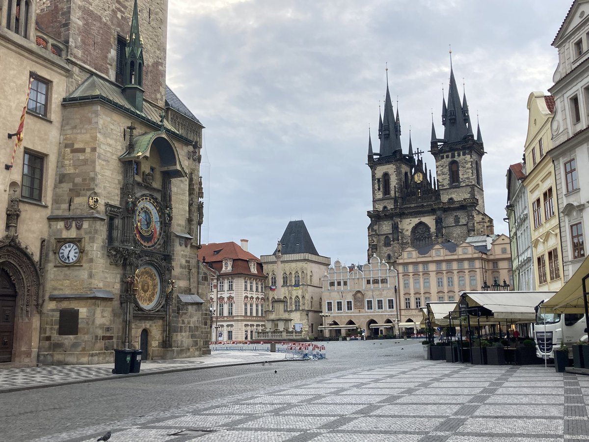euro_tour's tweet image. プラハ(🇨🇿チェコ)。
本日の風景より。
①天文時計と旧市街広場/ カレル橋
おはようございます。早朝の様子です。
今日は曇り空。日中は人で溢れていましたが、早朝はご覧の通り。
#チェコへ行こう