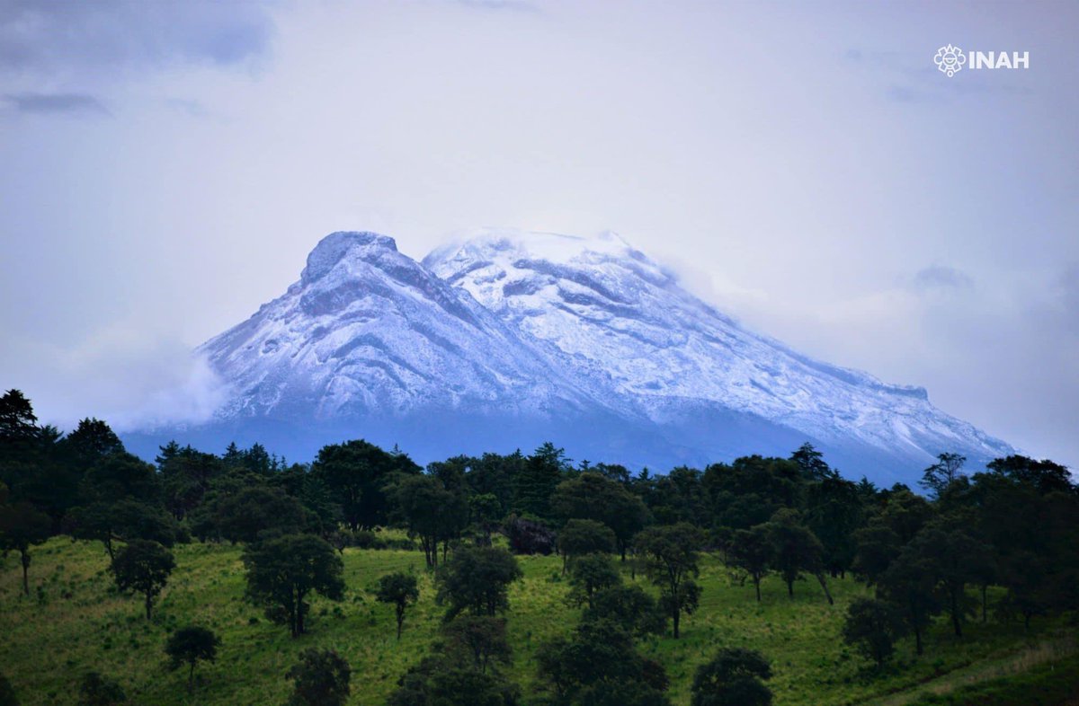 #FotoDelDía | El majestuoso volcán Iztaccíhuatl, una cumbre sagrada El nombre de este volcán inactivo situado en los límites de los estados de México y Puebla proviene de la lengua náhuatl, en la cual significa “mujer blanca”. Más: inah.gob.mx/foto-del-dia/e… 📸Mauricio Marat.INAH